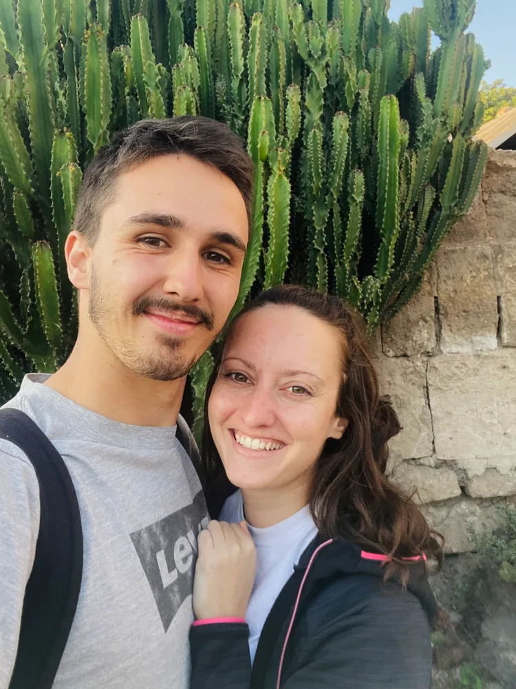 Oriane et Benoit devant de grands cactus