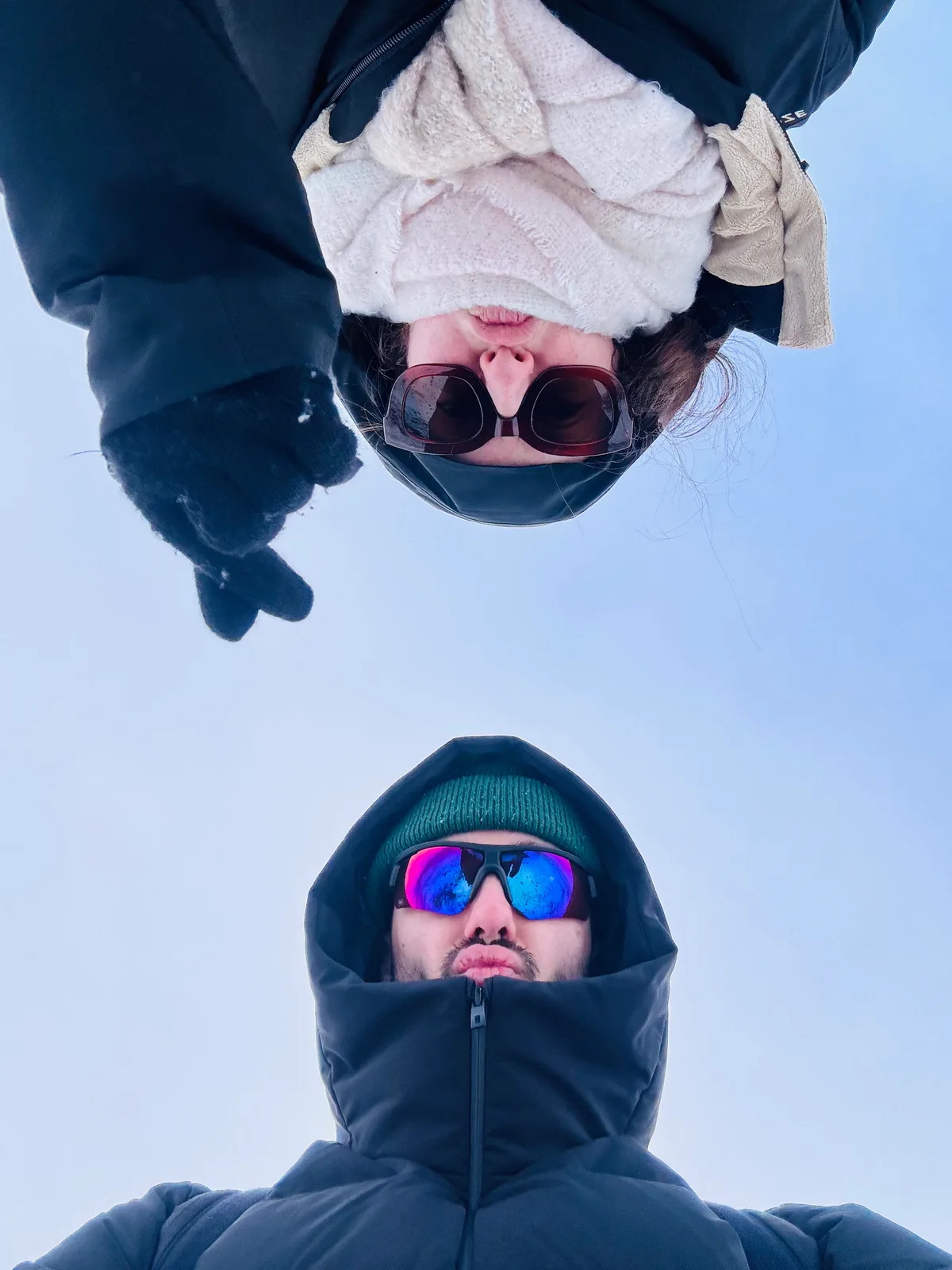 Oriane et Benoit en tenues d’hiver, photographiés tête-bêche