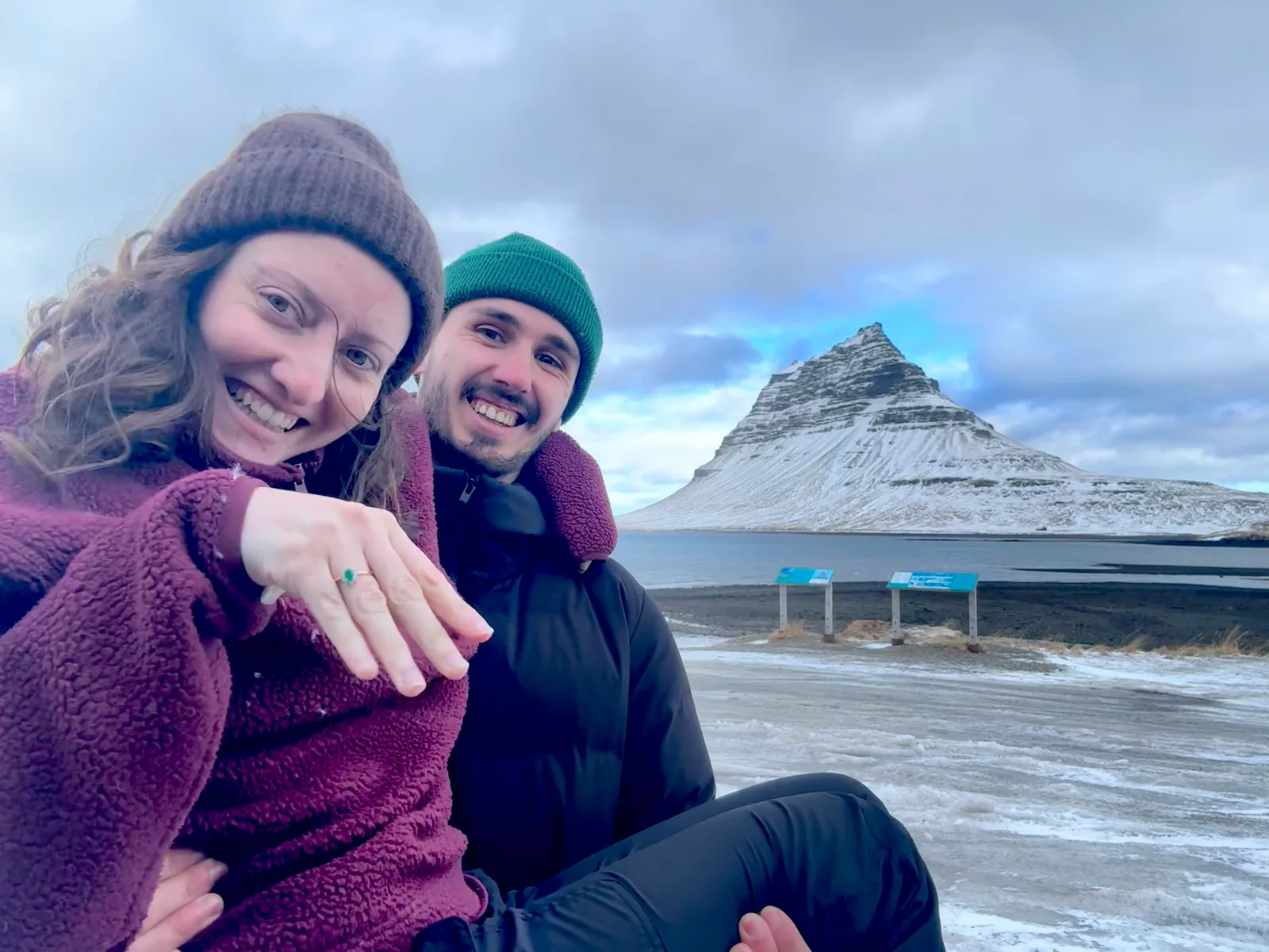 Oriane et Benoit devant une montagne enneigée, la bague au premier plan