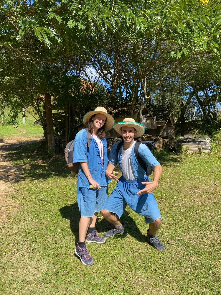 Oriane et Benoit en vêtements bleus dans un jardin