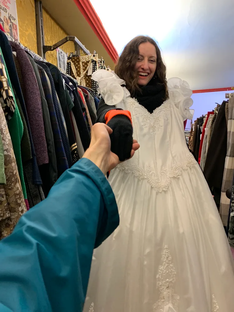 Oriane essayant une robe blanche