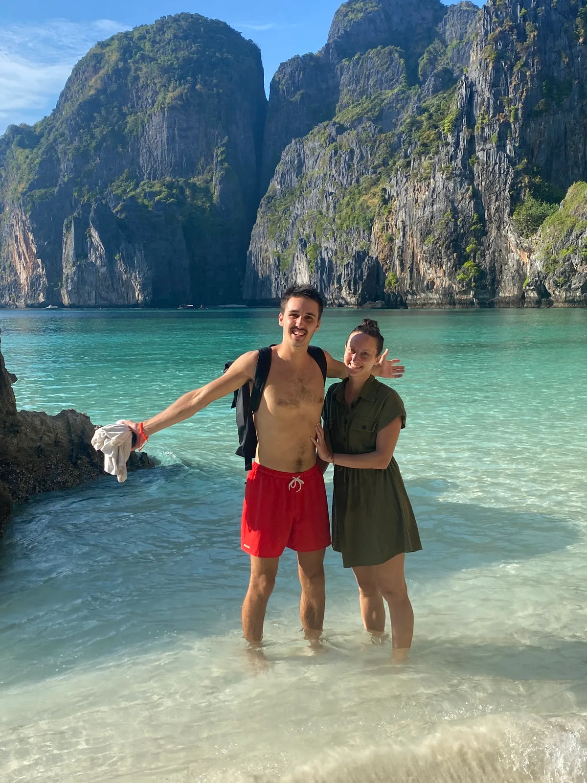 Oriane et Benoit dans une eau turquoise, devant les falaises