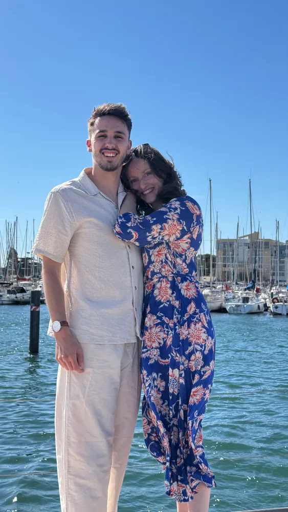 Oriane et Benoit sur un quai ensoleillé